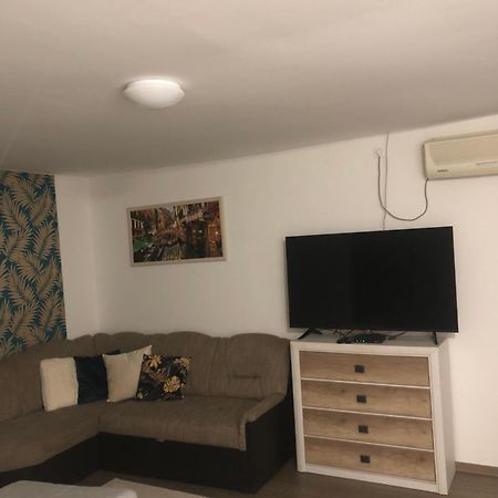 דירות Kisujszallas Agi Fogado מראה חיצוני תמונה